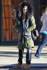 Even-supermodels-need-stay-warm-Cara-Delevingne-stayed-toasty-huge-parka-sweatpants-work-boots-while-waiting-cab-New-York-City